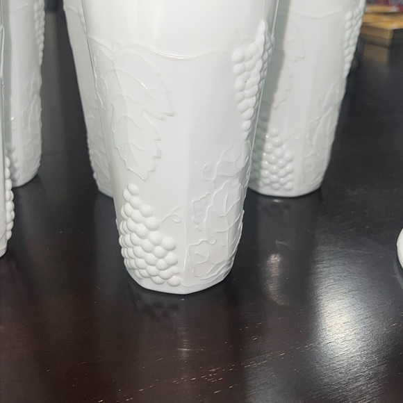 Vintage Colony Indiana Harvest Grape & Leaf Milk Glass Pitcher + 6 cups - Picture 4 of 5